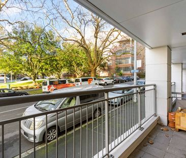 Large Studio Living! - Photo 3