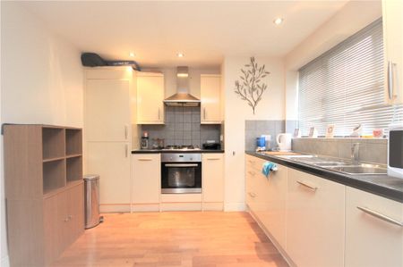 Town Lane, Stanwell, Staines-upon-Thames, TW19 7BZ - Photo 3