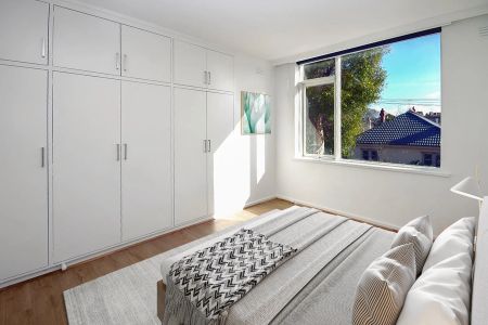 FIRST FLOOR APARTMENT IN DELIGHTFUL TREE-LINED STREET - Photo 2