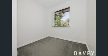 Spacious 3 Bedroom Two Storey - with huge backyard oasis! - Photo 3