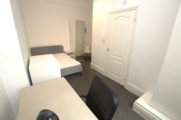 8 bedroom terraced house to rent - Photo 1