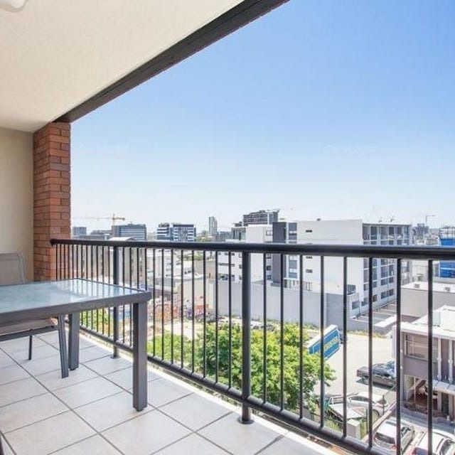Fully Furnished 1 Bedroom Apartment with Car Space – Prime Fortitude Valley Location - Photo 1