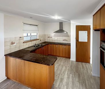 Ideal Family Home - Space | Comfort | Shed - Photo 3