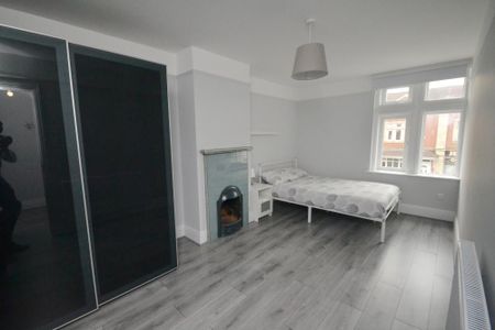 4 bedroom flat to rent - Photo 3