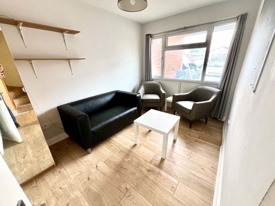 7 Bed End Terrace, Spear Road, SO14 - Photo 1