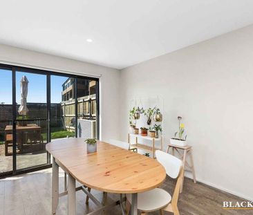 BRIGHT & SUNNY THREE BEDROOM IN 'THE RESERVE' - Photo 3