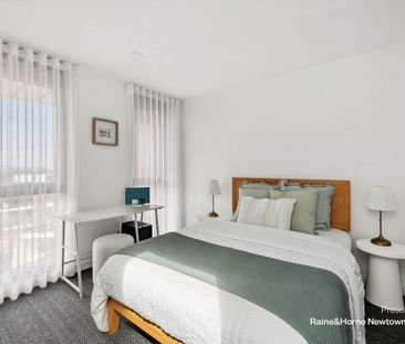 Split-level designer living - Photo 4