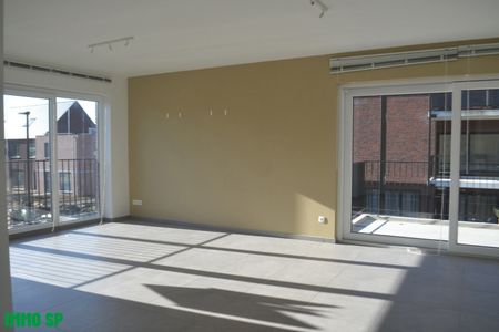 Centraal gelegen recent, lichtrijk appartement met 2 slaapkamers - Photo 5