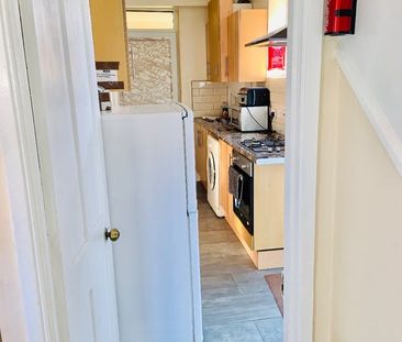 Room in a Shared House, Downham Way, BR1 - Photo 2