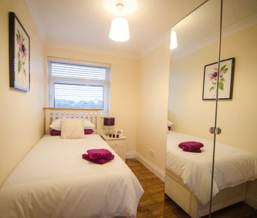 Double Room | 7min walk to Town & Station Room 2 - Photo 3