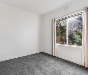 Location, convenience & comfort - Three bedroom home - Photo 6