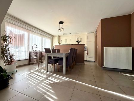 Zeer knap, ruim appartement met 2 slpks en garage - Photo 4