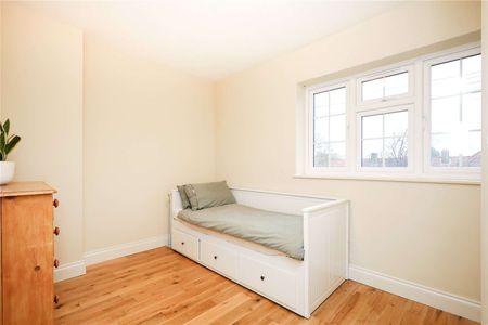 A beautifully refurbished three-bedroom family home. - Photo 4