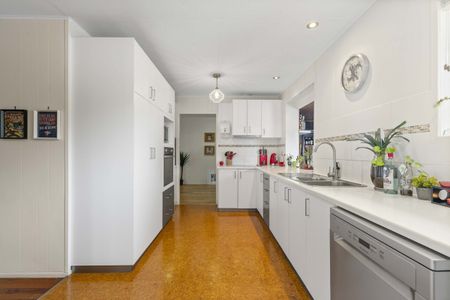 Fantastic Family Home in Serene Location! - Photo 3