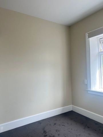 A home with renovations done with new carpet - Photo 5