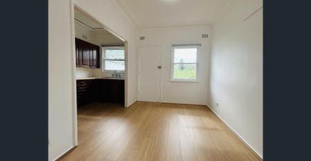 Renovated 3 Bedroom - Photo 4