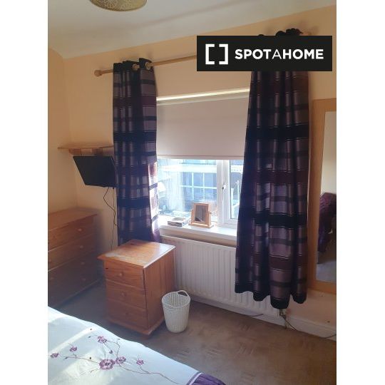 Cozy room in 2-bedroom houseshare in Crumlin, Dublin - Photo 1