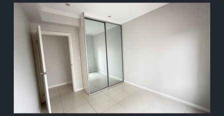 Modern 4-Bedroom, 3-Bathroom Home – Freshly Painted with New Carpets - Photo 5