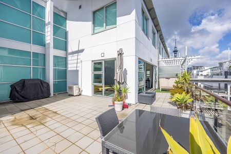 One-Bedroom Apartment with Balcony Princes Wharf: - Photo 3