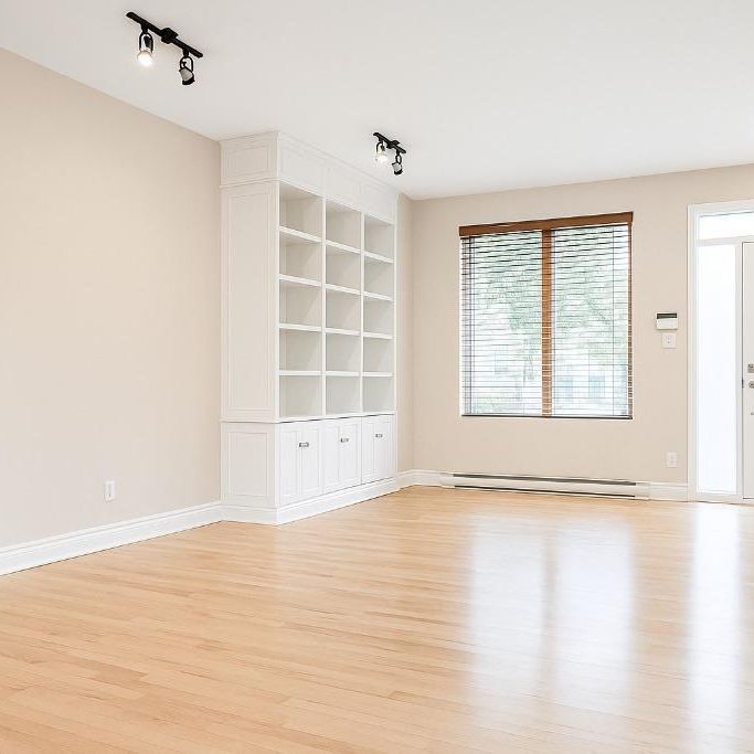 Ahuntsic | Luxueux 3 chambres + Bureau | 1800 pi² sur 2 étages | Cabanon, Cour et Boisé | Air Climatisé - Photo 1