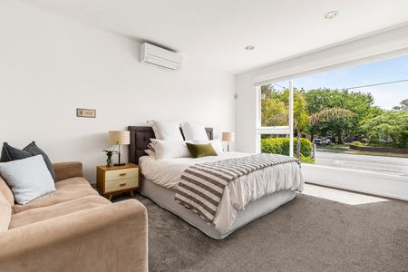 SPACIOUS, LIGHT-FILLED BAYSIDE LIVING. - Photo 2