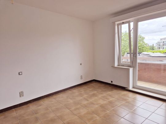 Roeselare-stadskern. Naast het Geytepark is dit vernieuwd twee-slaapkamerappartement gelegen op de tweede verdieping met prachtige zichten. Terras van 8.5m2. VERNIEUWD ! - Photo 1
