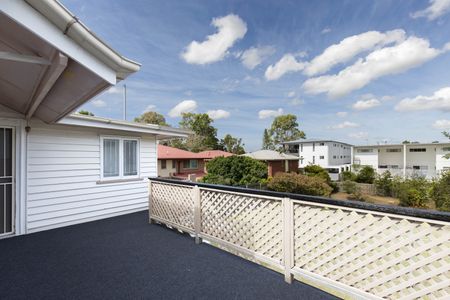 82 Cambridge Street, Carina QLD 4152 - House For Rent | Domain - Photo 5