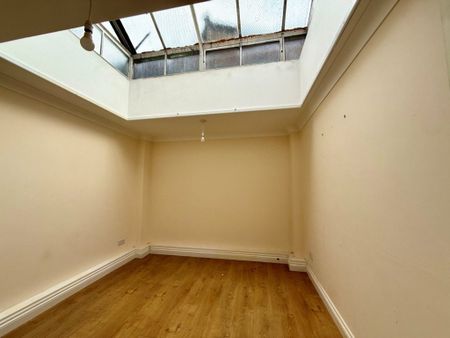 2 Bedroom Flat / Apartment - Lodge Road, Southampton - Photo 4