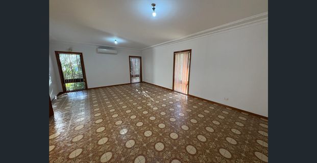 Spacious Family Home with Brand-New Kitchen & Multiple Living Areas Bring The in-laws!!! - Photo 1