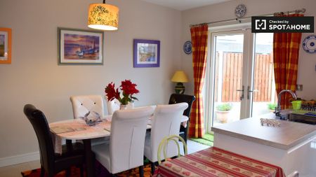 Room to rent in 4-bedroom house in Balgriffin, Dublin - Photo 5