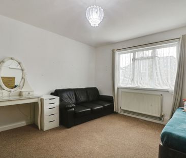 4 Bed Terraced House, Whatley Avenue, SW20 - Photo 2