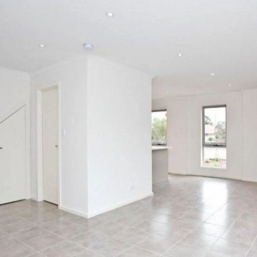 3 Bedroom Modern Townhouse for Rent! - Photo 1