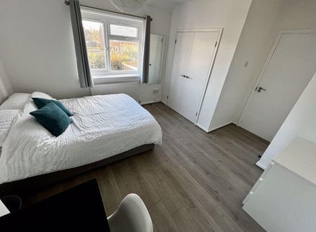 4 bedroom semi-detached house to rent - Photo 3