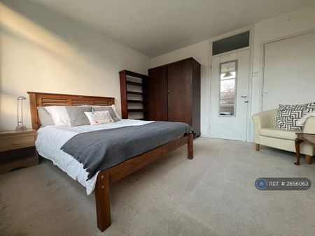 1 bedroom in a flat share to rent - Photo 4