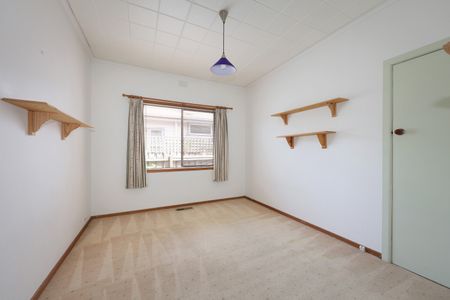 4 Luckins Rd, Bentleigh VIC 3204 - House For Rent | Domain - Photo 4