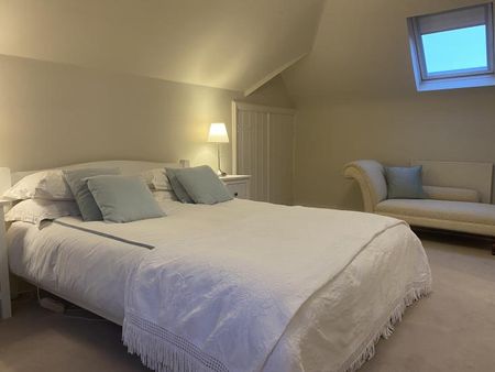 SPACIOUS DOUBLE BEDROOM WITH USE OF LARGE BATHROOM IN QUIET AND CONVENIENT LOCATION - Photo 4