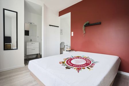 VICTOR HUGO L Roommate 4 Bedrooms at Croix - Photo 3