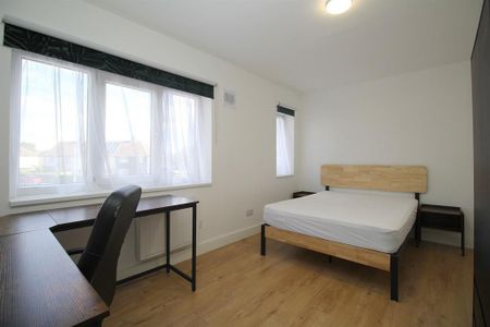 1 bedroom in a house share to rent - Photo 4