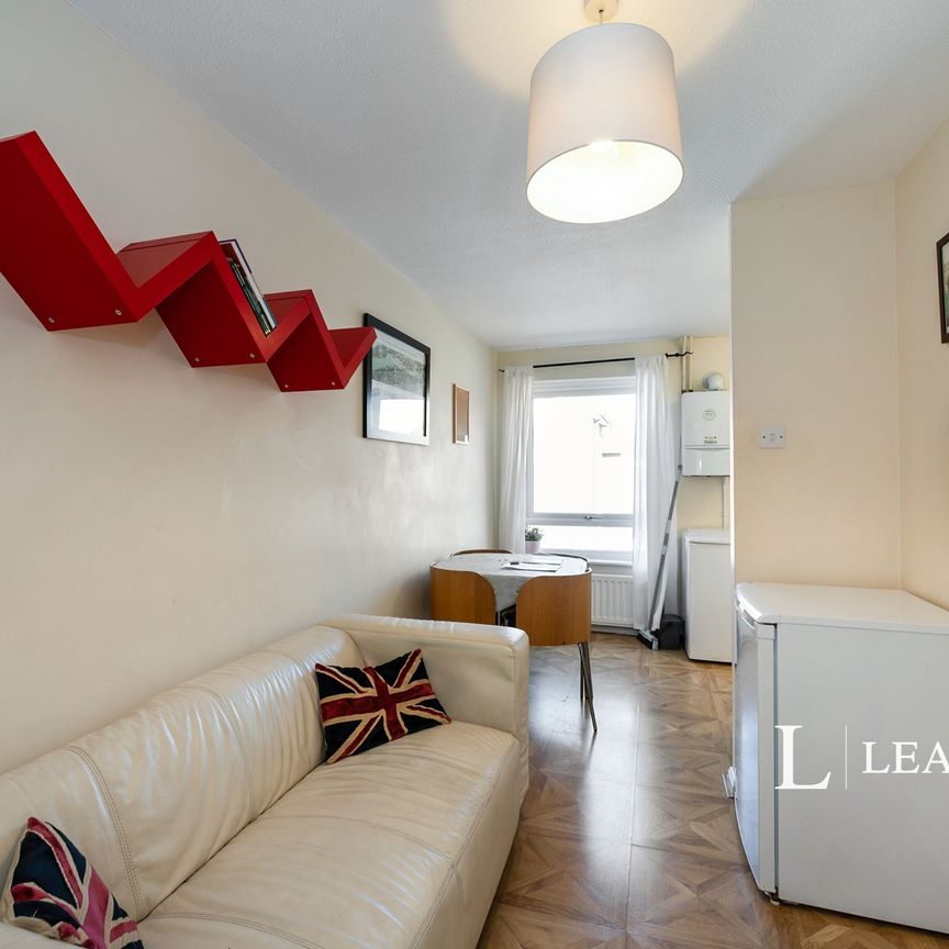 4 bedroom house to rent St. Thomass Street, Portsmouth, PO1 - Photo 1