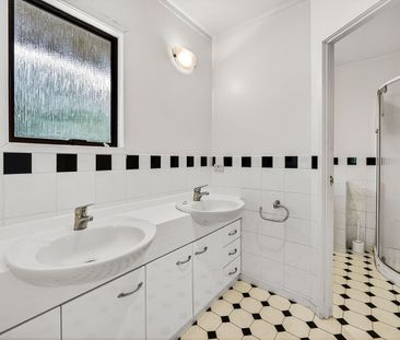 Spacious 3 Bedroom Family Home in Fantastic Location - Photo 5