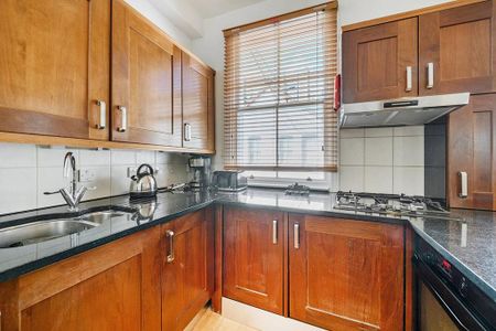 3 bedroom mews to rent - Photo 2