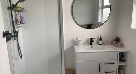 Newly renovated 3 bedroom home - Photo 5