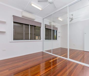 HIGHSET FAMILY HOME IN GREAT LOCATION + POOL + WORKSHOP + SOLAR - Photo 2