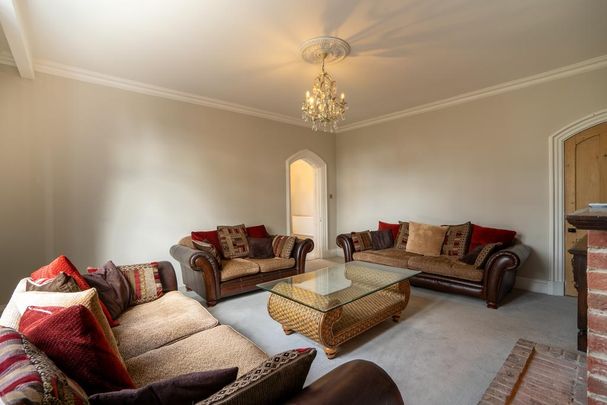 4 bedroom flat to rent - Photo 1