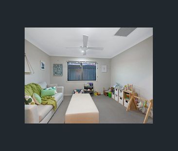 Beautiful Home With 3 Living Areas + Solar - Photo 2