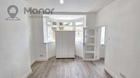 Chesterford Road, Manor, E12 - Photo 5