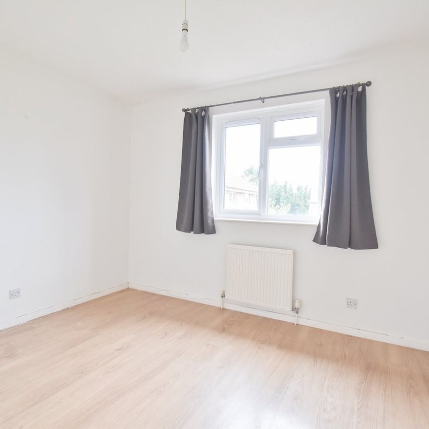 Shaw Drive, Walton-on-Thames, KT12 - Photo 1