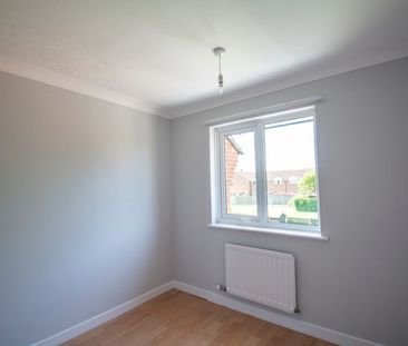 Large 3 Bed Terraced house in Throop - Photo 5