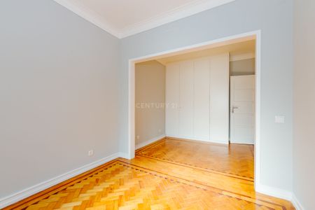 Apartamento T2 próximo á Praça Paiva Couceiro - Photo 3