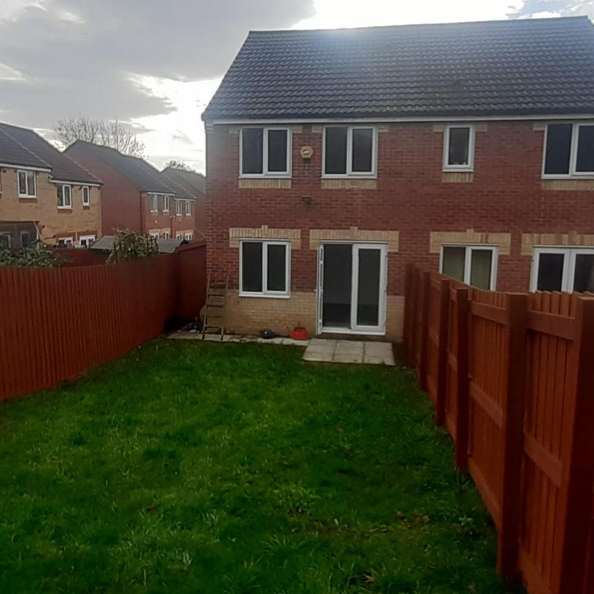 NEWLY REFURBISHED HOME – rare to market – immaculate 3 bed semi located in a quiet cul-de-sac to let in Bradford - Photo 1